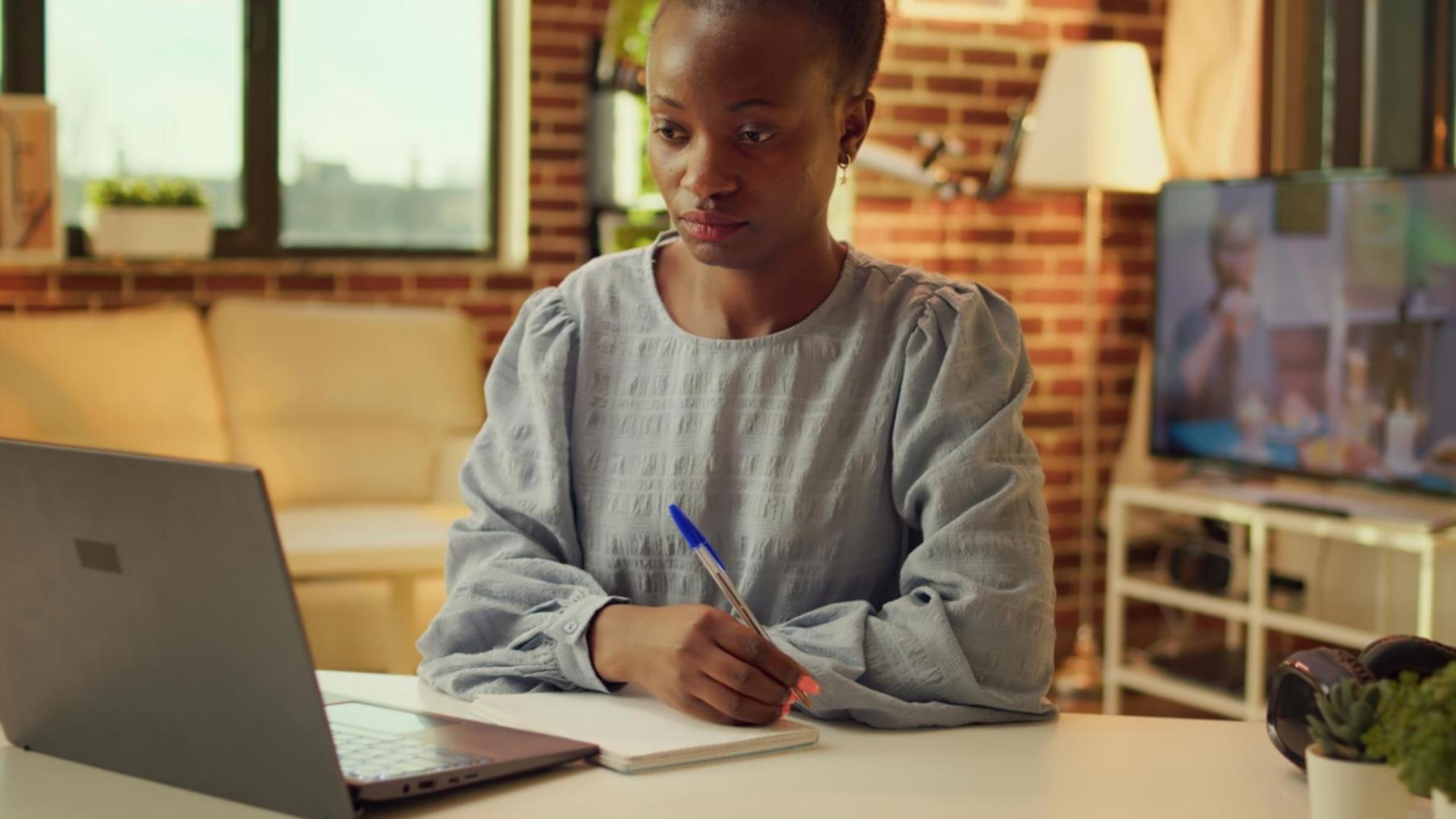 Planification stratégique sur tableau avec notes et diagrammes